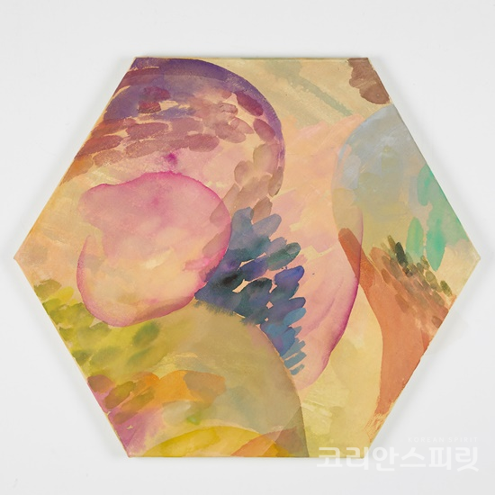 An opaque body, Mixed media on silk layered canvas, Hexagon 30cm, 2019. [사진=정윤영 제공]