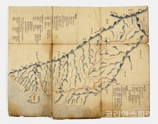 조선과 청나라 경계지역인 함경도 마을과 군사요충지를 그린 '관북여지도'. [사진=문화재청]