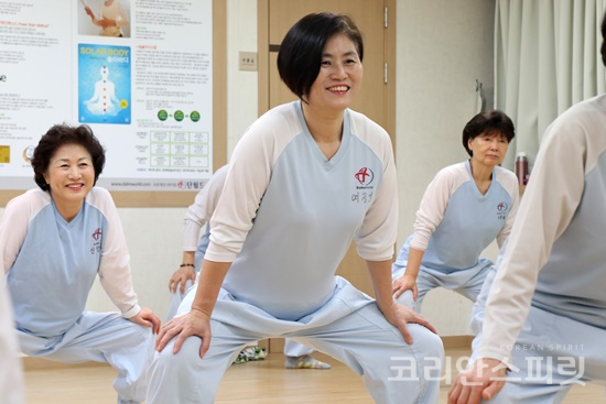 서울 강남 대치동 명상인들이 뇌교육명상으로 몸을 풀며 밝게 웃고 있다. [사진=김경아 기자]