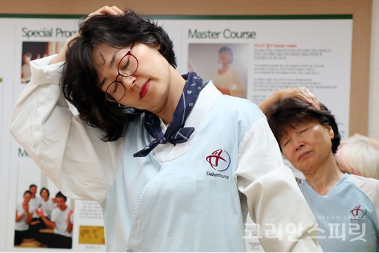 서울 강남 대치동 명상인들이 뇌교육명상으로 목을 풀고 있다. [사진=김경아 기자]