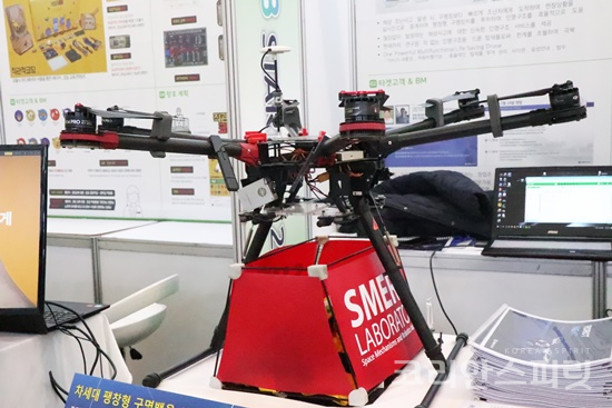 성균관대학교 혁신단으로 참가한 한국항공대학교 로봇넥스트는 해상조난사고 발생시 인명구조에 활용하는 드론 시제품을 개발했다. [사진=김경아 기자]