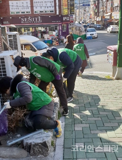 '쓰레기 만들지 않는 삶 캠페인'은 우리 마을부터 시작하여 부산 시민이 함께 하는 환경문화운동으로, 2018년부터 부산광역시 전 지역에서 매월 정기적으로 실시하고 있다. [사진=지구시민운동연합 부산지부]