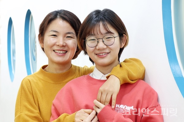 어머니 황정집 씨(왼쪽)와 김서현 양은 친구처럼 다정하다. [사진=김경아 기자]
