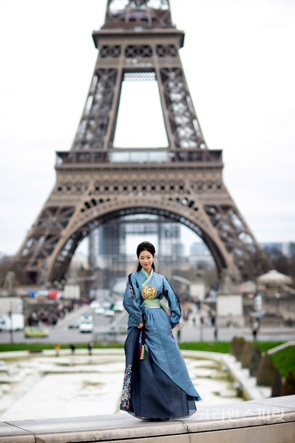 에펠탑에서 촬영한 2019 한복모델 선발대회 선 박세아. [사진=대한민국 한복모델 선발대회 조직위]