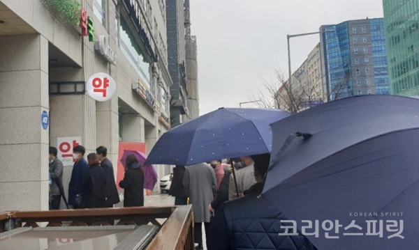 10일 서울 강남구 일대 한 약국 앞에서 요일제 공적마스크를 구입하기 위해 시민들이 줄을 서고 있다. [사진=강나리 기자]