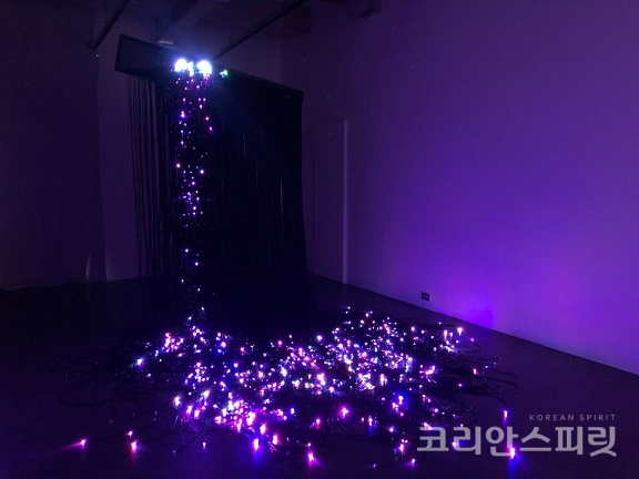 김덕희, A Scattering Time, LED display, electric wire, size change, 2019. [사진=갤러리이배]