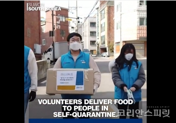미국의 ABC방송이 우리나라 자원봉사자들이 자가격리 중인 사람들을 위해 식품을 전달하는 모습을 방송하여 세계를 감동하게 하였다. [사진=ABC 유튜브 갈무리]