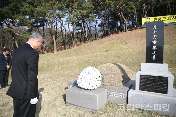 안중근 의사 순국 110주년을 맞아 박삼득 국가보훈처장은 26일 9시 서울 용산구 효창공원 내 안중근 의사 묘소(가묘)에 참배했다. [사진=국가보훈처]