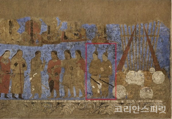7세기 바르후만 왕의 즉위식에 참석한 고구려 사신(붉은 사각 안)이 그려진 아프로시압 궁전벽화. [사진=문화재청]