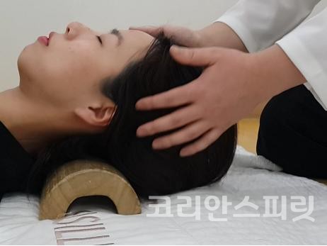 '경침 뇌파진동'은 경침을 베고 누워서 머리를 좌우로 도리도리 움직여서 하는 한국식 명상이다.  [사진=단월드]