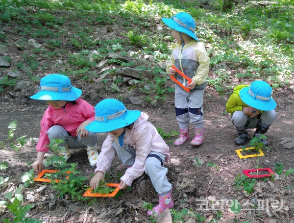 유하숲체험원 프로그램에 참가한 아이들. [사진=산림청]