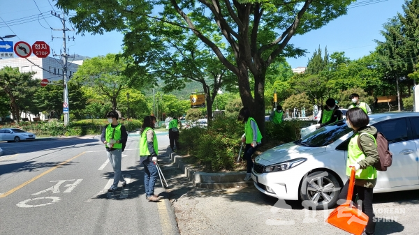 지구시민운동연합 경북지부 자원봉사자들이 쓰레기를 주우며 환경정화활동을 펼치고 있다. [사진=지구시민운동연합 경북지부]
