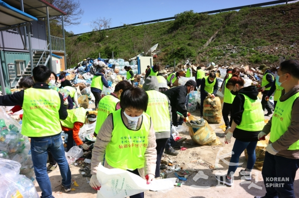 완주군 구이면 쓰레기 집하장에서 분리수거를 하고 있는 전북 선도문화연구원 자원봉사자들 [사진=선도문화연구원]