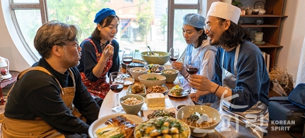 두산아트센터는 오는 6월 30일부터 7월 18일까진 '두산인문극장 2020'의 세번째 작품, 연극 '식사'를 무대에 올린다. [사진=두산아트센터]