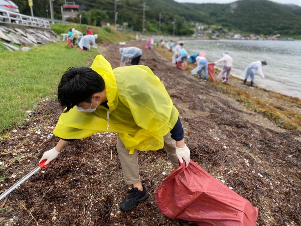 지구시민운동연합 경남지부 회원들은 해양드라마세트장 앞의 해안가 주변에서 쓰레기를 줍기 환경정화활동을 진행했다. [사진=지구시민운동연합 경남지부]