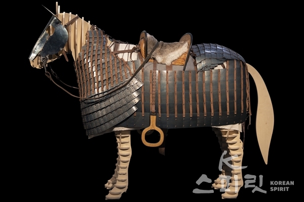 국립경주박물관 특별전시실에서 열린 '말, 갑옷을 입다' 특별전에 전시된 말 갑옷 재현품. [사진=문화재청]