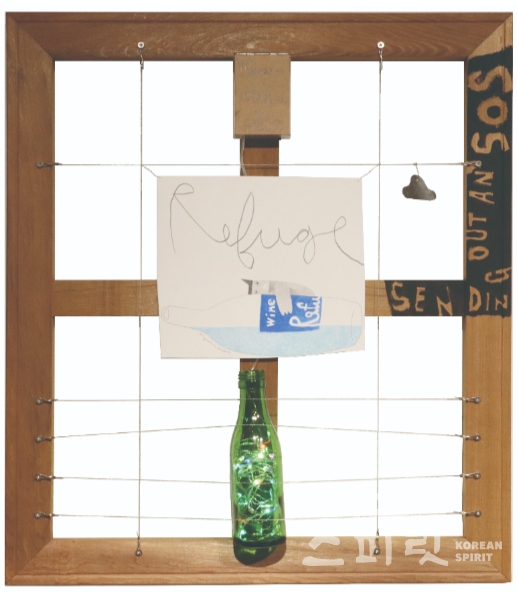 기미노, Refuge 2020, 53x45.5cm, Pencil on paper, glass bottle, LED, wire, (Police : Message in a bottle). [사진=아트노이드178]