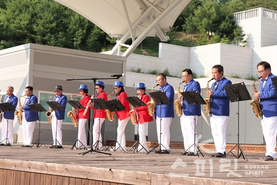 국학원이 개최한 '단군할아버지 문화축제'에서 천안에서 활동하는 '행복나무 색소폰 앙상블 연주단'이 색소폰 연주로 축하공연을 했다. [사진=김경아 기자]