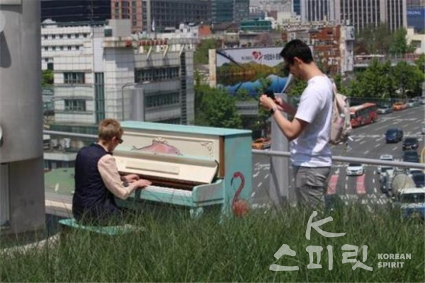 서울로 7017에서 시민 누구나 즉흥 피아노 연주를 할 수 있다. [사진=서울시]