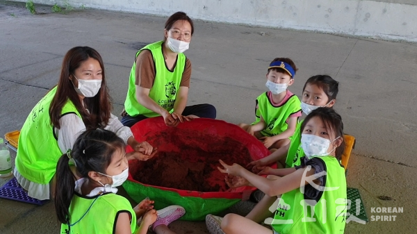 EM흙공을 만들고 있는 자원봉사자들 [사진=지구시민운동연합 강원지부]