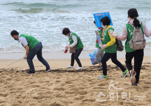 지구시민운동연합 부산지부 회원들이 해운대 바닷가에서 쓰레기 줍기 환경정화활동을 펼치고 있다. [사진=지구시민운동연합 부산지부]
