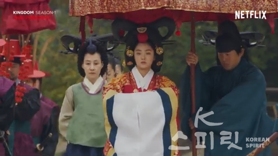 ‘Expliore Korea’ 영상은 조선시대 전통 의복에 관한 전 세계적 관심을 이끈 '킹덤'을 비롯, '범인은 바로 너!', '좋아하면 울리는' 등 넷플릭스의 인기 한국 오리지널 콘텐츠가 포함됐다. [ 사진=한국관광공사 유튜브 갈무리]
