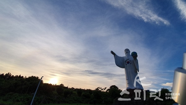 무병장수비 개인 저녁 무렵 제주역사문화공원 중앙에 서 있는 국조 단군상. 한민족의 DNA를 상징한다. [사진=박선정 기자]