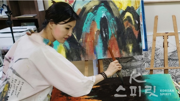 안남숙 화가가 올해 대한민국 미술대전 비구상부문 특선을 수상한 '추산'을 작업하는 모습. [사진=본인 제공]