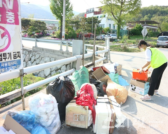 벤자민갭이어 전재윤 양이 전북 완주에서 마을을 돌아다니며 쓰레기를 치우고 있다. [사진=전재윤 본인 제공]