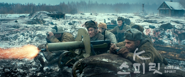 제2차 세계대전을 다룬 영화 '1942: 언노운 배틀'은  독일과 소련 쌍방 300만 병력이 격돌해 100만 명 이상의 사상자가 발생한 ‘르제프 전투’를 다룬다. [사진=㈜제이앤씨미디어그룹 제공]