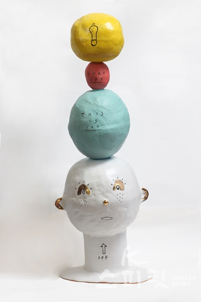 Fit for life, 2020, color on ceramic, 24x17x70(h)cm. [사진=아뜰리에 아키]