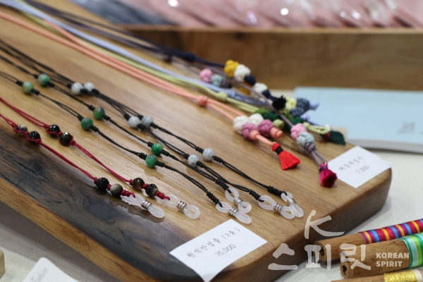 크라우드펀딩관의 '생활의 정성을 만나다'는 전통의 색과 바느질이 어우러진 핸드메이드 소품을 소개했다. [사진=김경아 기자]