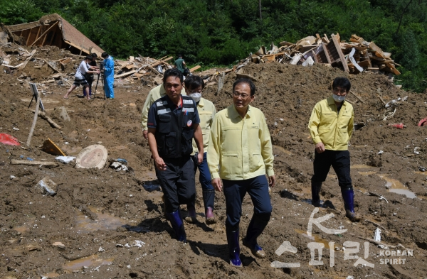 박종호 산림청장이 8월 9일 오후 전북 장수군 번암면 산사태 피해지역을 찾아 2차 피해 예방을 위한 현장 조치 사항을 점검하고 있다.[사진=산림청 제공]