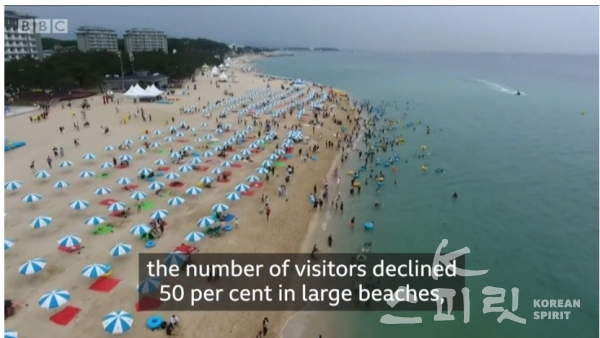 영국 공영방송 BBC가 10일(현지 시각) 우리나라 여름철 대표 휴가지인 해수욕장이 신종 코로나바이러스 감염증(코로나19)로부터 안전한 이유 세 가지를 보도했다. [사진=BBC 화면 갈무리]