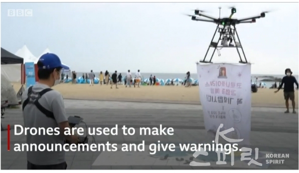 BBC는 마지막으로 해수욕장에서도 드론을 이용하여 안전 수칙을 알리는 등 코로나19 안전수칙을 반복하여 안내하는 점을 세 번째로 꼽았다. [사진=BBC 화면 갈무리]