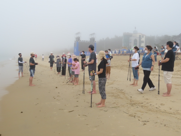 '해양치유 관광체험 프로그램'의 하나인 노르딕워킹(전용 스틱을 사용하여 걷는 온몸운동)을 하고 있는 코로나19 국민영웅들 [사진=전라남도]