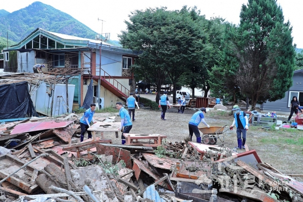 13일(목) 폭우로 피해를 입은 충청남도 금산군 지역에서 행정안전부 직원이 수해 복구를 위한 봉사활동을 하고 있다. [사진=행정안전부]