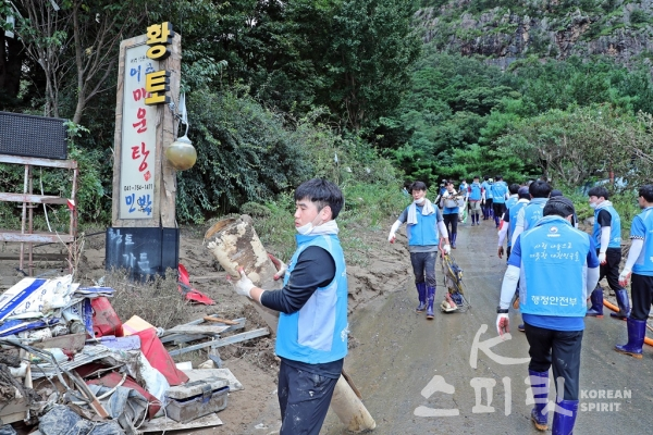 13일(목) 폭우로 피해를 입은 충청남도 금산군 지역에서 행정안전부 직원들이 수해 복구를 위한 봉사활동을 하고 있다. [사진=행정안전부]