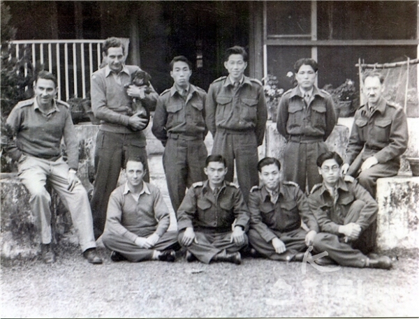 3명의 영국인 IFBU(India Field Broadcasting Unit)대원과 6명의 한국광복군, 그리고 R. C. Bacon 선생이 함께 인도 Fagu에서 1944년 12월에 찍은 사진. 앞 줄 왼쪽부터 Lt Col Steer, 김성호, 문응국(추정), 미상(未詳), 뒷줄 왼쪽부터 Capt Preston, Mollison, 김상준, 한지성, 나동규, R. C. Bacon 선생.  출처 : R.C.Bacon 선생의 유족이 국가보훈처에 제공한 자료. [ 사진=국가보훈처]