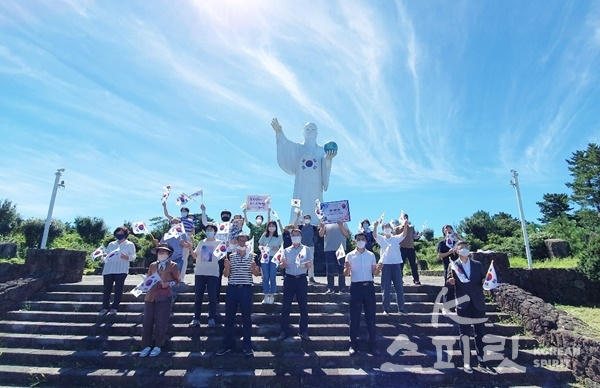제주국학원은 15일 제주역사문화공원에서 '광복75주년 평화의 울림 제주K스피릿 축제'를 개최했다. 만세삼창을 하는 참가자들. [사진=제주국학원]