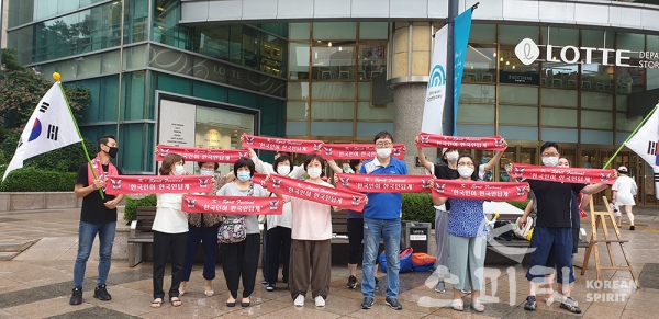 서울국학원 권대한 부원장과 함께 광복절 기념행사에 함께한 참가자들이  ‘한국인이 한국인답게’를 외치며 플래시몹을 했다. [사진=노원국학원]
