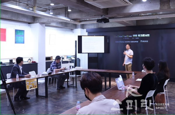 미래경영청년네트워크는 지난 16일 서울 홍대 스페이스 M에서 '인간, 공존으로 지능을 능가하다' 두번째 멘토 토크 콘서트를 개최했다. [사진=미래경영청년네트워크]