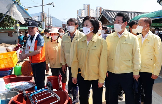 박영선 중소벤처기업부 장관이 8월 18일 전남 구례5일시장 침수피해현장을 방문했다.[사진=전남도]