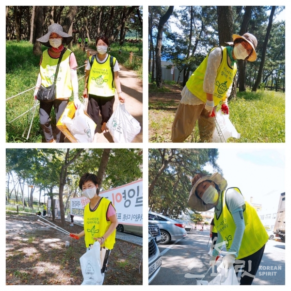 밀양 삼문동 솔밭공원 인근의 쓰레기를 줍고 있는 자원봉사자들 [사진=지구시민운동연합 경남지부]