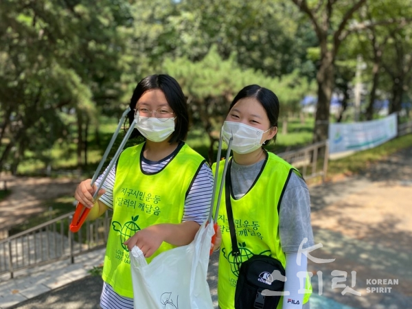 밀양 삼문동 솔밭공원 인근의 쓰레기를 줍고 있는 자원봉사자들의 모습 [사진=지구시민운동연합 경남지부]