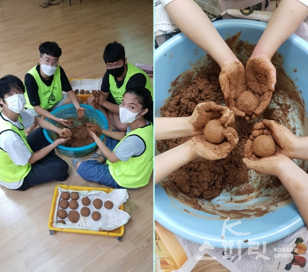 벤자민인성영재학교 대전학습관 학생들이 EM흙공을 만드는 모습. [사진=지구시민운동연합 대전지부]