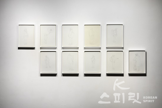 Drawing, 2008-2009, pen on paper, installation view (2). [사진=아뜰리에 아키]