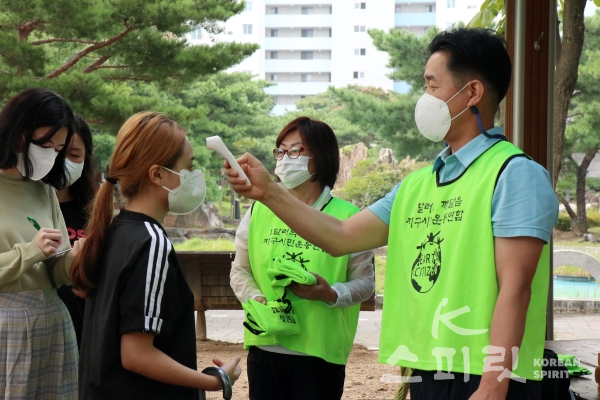 자원봉사활동에 앞서 발열체크를 하고 있는 자원봉사자들 [사진=김경아 기자]