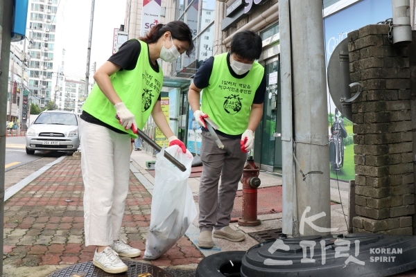 자원봉사자들이 구미시립도서관 인근의 쓰레기줍기 환경정화활동을 펼치고 있다. [사진=김경아 기자]