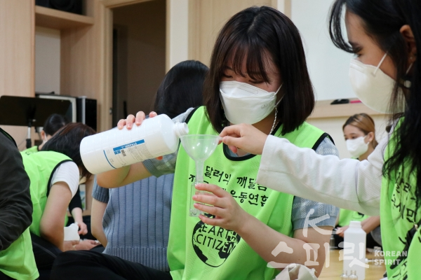천연탈취제를 만들고 있는 자원봉사자들의 모습 [사진=김경아 기자]